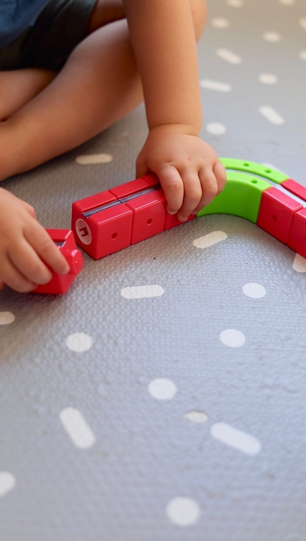 Magnetic Train Track Builder Set — 95 Pieces